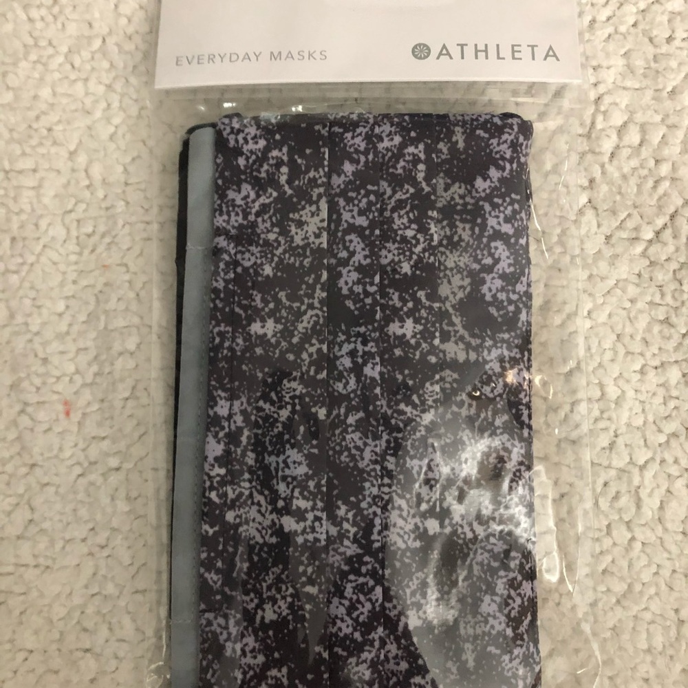 Athleta every day mask MWT one size Pack of 5 different ColorSync New in package